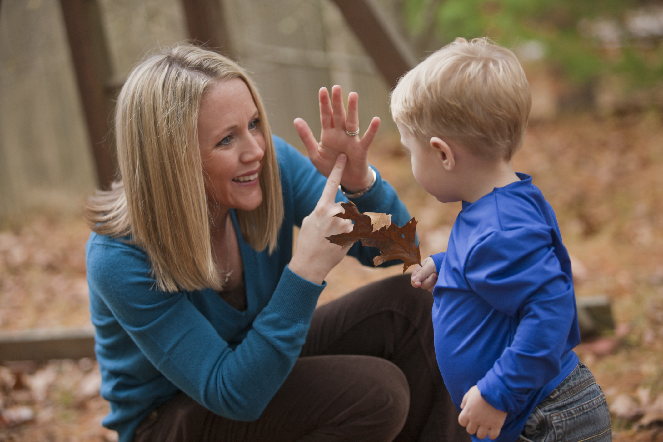 Ребенок наблюдает за родителями. Дети с нарушением слуха.. Глухие и слабослышащие дети. Общение детей. Сурдопедагог.